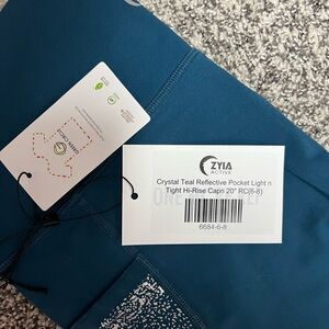 ZYIA Active Teal Capri Leggings (6-8)